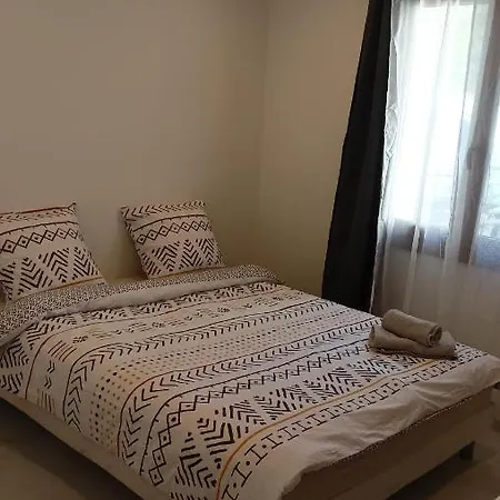 Dom wakacyjny Charmante Maison De Avec Parking Prive